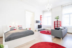 Bright & Large apartment at TOP Location